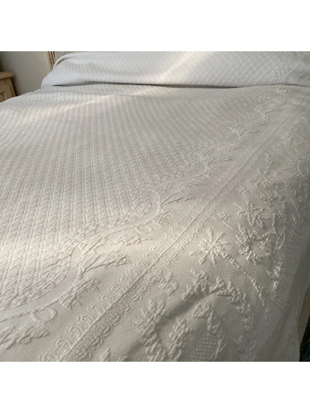 Historic Charleston Foundation White 100% Cotton Coverlet Bedspread Quilt Flawed